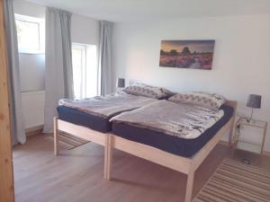 Trebel-Klärchen- die gemütliche 2P Ferienwohnung in Gedelitz, Wendland Elbe的卧室配有一张床