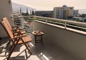 丰沙尔Dona I House - In Funchal with free parking的阳台配有两把椅子和一张桌子