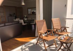 丰沙尔Dona I House - In Funchal with free parking的客厅里摆放着一组椅子和一张桌子