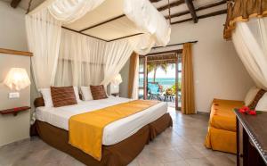 平圭卡拉夫海滩度假&Spa酒店的一间卧室配有一张床,享有海景