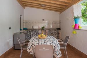 科尔特斯德拉夫龙特拉Casa Rural El Níspero的厨房配有一张桌子,上面放着一碗水果