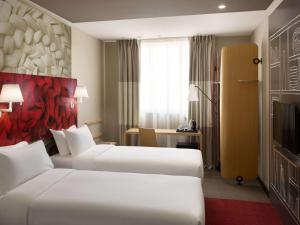 吉达ibis Jeddah City Center的酒店客房设有两张床和电视。