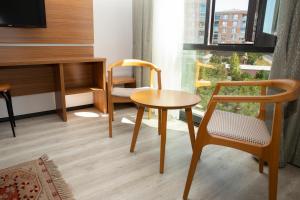 泰基尔达BUSINESS EXPRESS HOTEL的客房设有桌子、椅子和书桌。