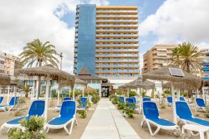 福恩吉罗拉亚拉马尔酒店 - 建议成人入住的海滩上一排蓝色的椅子和遮阳伞
