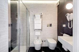 罗马阿尔伯格阿布鲁兹酒店的浴室配有卫生间、盥洗盆和淋浴。