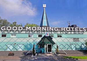 延雪平延雪平早安酒店的蓝色的建筑,上面有标志