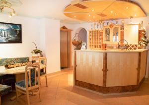 卡普尔佳妮维斯霍夫旅馆的一间带酒吧的厨房和一间用餐室