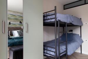 卡茨休维尔B&B Doremi的一间设有两张双层床的客房