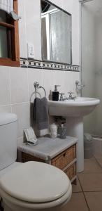 圣卢西亚非洲氛围旅馆的浴室配有白色卫生间和盥洗盆。