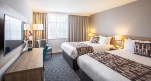 埃尔斯米尔港Holiday Inn Ellesmere Port/Cheshire Oaks, an IHG Hotel的酒店客房设有两张床和一台平面电视。