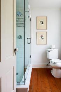 楠塔基特Cliff Lodge的一间带卫生间和玻璃淋浴间的浴室