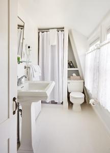 楠塔基特Cliff Lodge的白色的浴室设有水槽和卫生间。