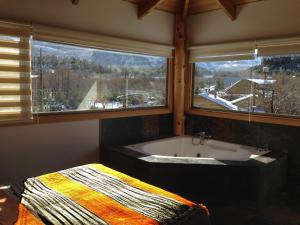 拉斯特朗卡斯富希奥艾克博克斯安迪诺度假屋的带浴缸的浴室和2扇窗户