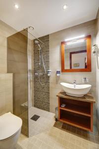 派尔努传奇酒店的一间带水槽和淋浴的浴室