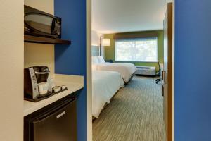 罗阿诺Holiday Inn Express & Suites - Roanoke – Civic Center的酒店客房,配有床和电视