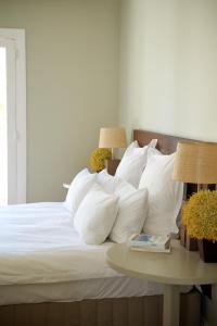 埃尔金South Hill的一张带白色枕头的床和一张带台灯的桌子