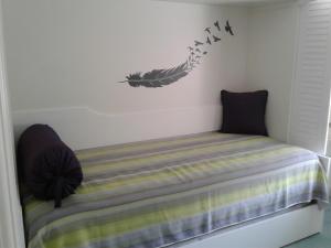 卡普里U' Pizzico ( the pinch )的卧室配有一张墙上鸟床
