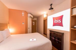 ibis Santiago Las Condes Manquehue客房内的一张或多张床位