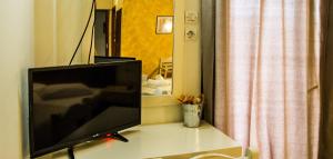 阿尔弥洛斯Hotel Alos的桌子上配有平面电视