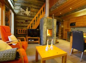 鲁卡伏瓦索尔别墅酒店的小木屋内带壁炉的客厅