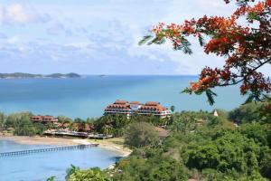 班佩罗勇度假酒店的享有海滨度假胜地的景致