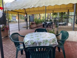 廖洛泰尔梅弗兰卡酒店的桌椅、桌子和帐篷
