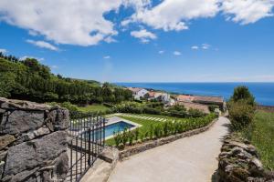 诺德什蒂Casa do Castanheiro - Nordeste, Açores的享有带游泳池的别墅的外部景致
