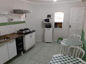 里约热内卢DS Hostel的厨房配有冰箱和桌椅