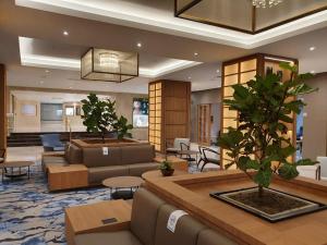 卡利卡利洲际酒店的大厅,配有沙发和桌子,还有盆栽植物