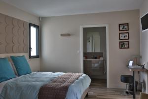 Saint-Didier-au-Mont-dʼOr立方体房屋住宿加早餐旅馆的一间卧室配有一张床,浴室设有水槽