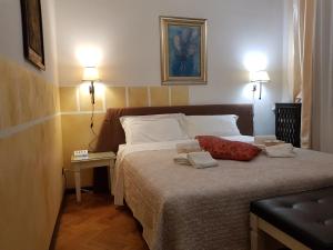 维罗纳Cittadella的一间卧室配有一张带两个枕头的床