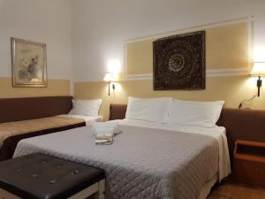维罗纳Cittadella的酒店客房设有两张床和一张桌子。