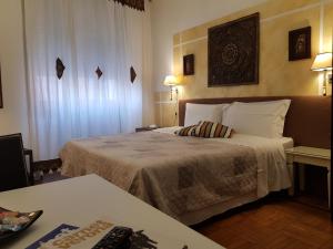 维罗纳Cittadella的酒店客房设有两张床和电视。