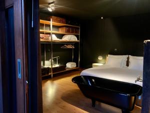 比索达雷加Casa da Horta的一间卧室配有一张床和浴缸