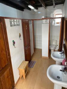 布埃纳维斯塔德尔诺尔特Casa emblemática Buenavista del Norte的浴室设有2个水槽和2个卫生间