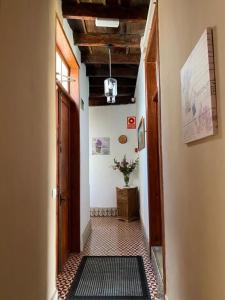 布埃纳维斯塔德尔诺尔特Casa emblemática Buenavista del Norte的走廊上设有门,铺有瓷砖地板
