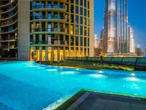 迪拜FIRST CLASS 3BR with full BURJ KHALIFA and FOUNTAIN VIEW的一座位于高楼城市的游泳池
