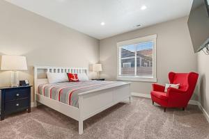 加登城Lochwood Getaway的一间卧室配有一张床和一张红色椅子