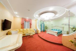 喀山维罗纳名誉酒店的客厅配有沙发和1张床