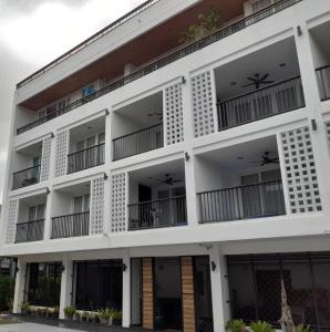 卡马拉海滩Vivace Hotel的白色的建筑,旁边设有阳台