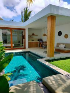 龙目岛库塔Kalea Villas的一座带游泳池和房子的别墅