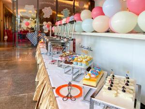 三亚三亚康年酒店的包括蛋糕、糕点和气球的自助餐