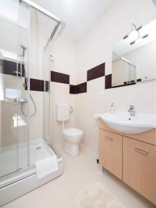 杜布罗夫尼克F&P公寓的带淋浴、盥洗盆和卫生间的浴室