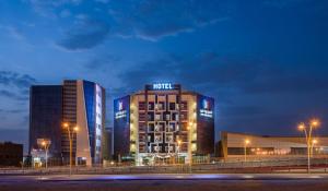 利雅德Art View Hotel Al Riyadh的一家晚上有两座高楼的酒店
