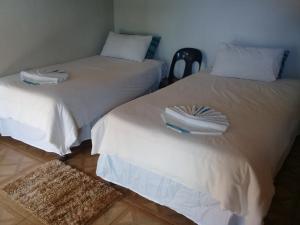 RibanengRibaneng Lodge的两张床铺,上面有毛巾