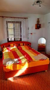 SlatinicePenzion na Figleně的一间卧室,床上有五颜六色的被子