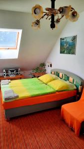 SlatinicePenzion na Figleně的一间卧室设有一张大床和天花板