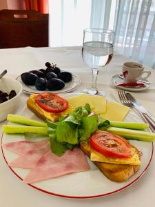 克卢日-纳波卡维多利亚酒店的桌上一盘带肉和蔬菜的食物