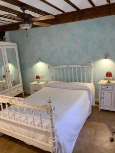 莫拉塔利亚Casa rural Cora de Tudmir的卧室配有白色的床和2个床头柜