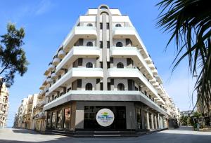 圣保罗湾城Bora Bora Ibiza Malta Resort - Music Hotel - Adults Only 18 plus的一座高大的白色建筑,上面有标志